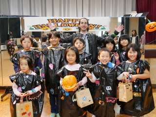 ALTと子どもたちの集合写真