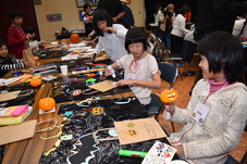 コスチュームとハロウィンバッグを作っている写真