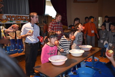 リンゴつかみゲームをしている写真