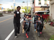 歩いている子どもたちの写真