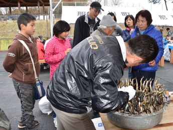 あゆの塩焼きを提供している写真