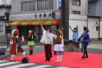 歌う海賊団のパフォーマンスの写真