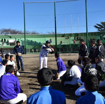 キャッチボールの指導をしている写真