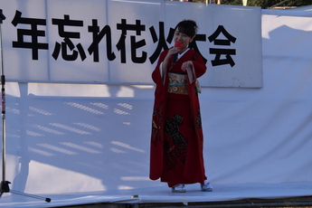 着物を着て歌う女性の写真 着物を着て歌う女性の写真