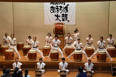 和太鼓を演奏している写真