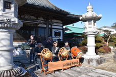 お囃子を演奏している写真