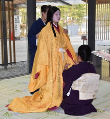 衣紋者による着装をしている写真