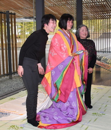 親子で記念撮影をしている写真