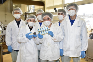 フレッシュキャビアをもった生徒たちの集合写真