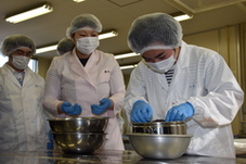 キャビアをほぐしている写真