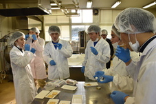 試食をしている写真