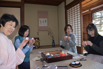 ブローチを作っている写真