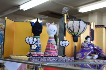 編みぐるみの猫のひな人形の写真