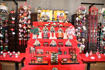 吊るし雛とひな人形のの写真