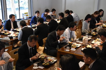 御前岩物産センターで食事をとっている写真