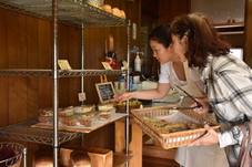 キッシュを選んでいる人の写真