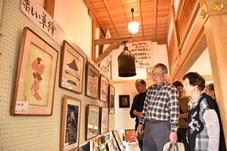 展示を見る人々の写真
