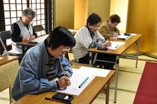 写経をしている写真