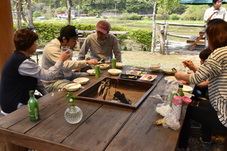 食事をしている写真