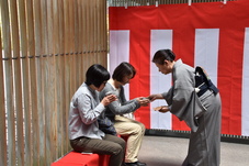 お茶をふるまっている写真