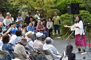 女性が歌っている写真