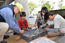 勾玉を作っている写真