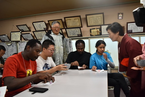 和菓子と茶道の体験をする参加者の写真