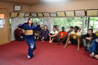 日本舞踊を披露している写真