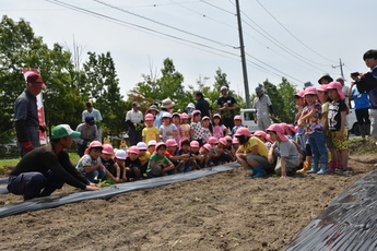 植え付けの説明をしている写真