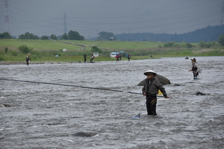 アユ釣りをする人の写真