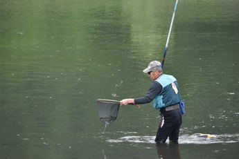 那珂川であゆを釣る男性の写真