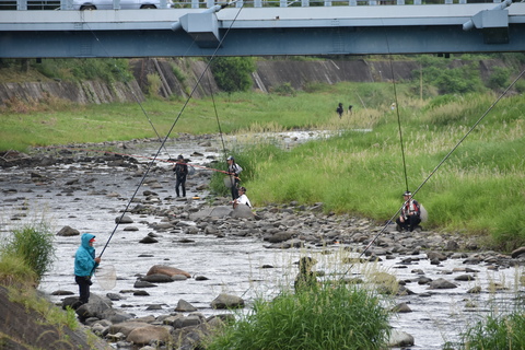 武茂川であゆを釣る人々の写真