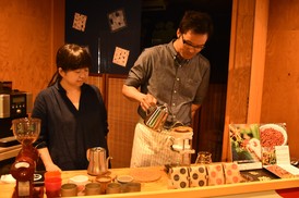 コーヒーを入れる様子の写真