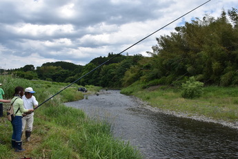 武茂川で鮎の友釣りをしている写真 武茂川で鮎の友釣りをしている写真