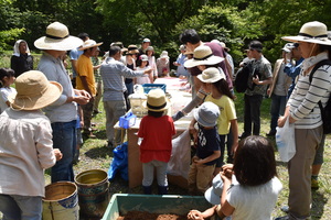 どろだんご作りの説明を受ける写真