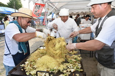 焼きそばを作っている写真