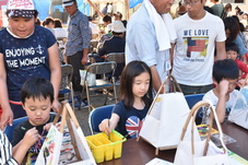 提灯絵付け体験をしている写真