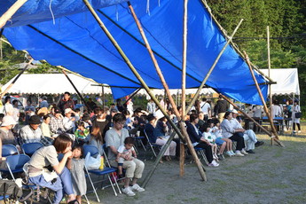 会場に集まる人々の写真