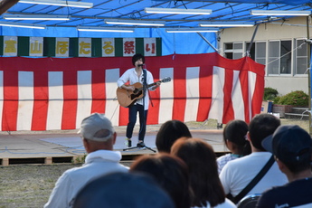 弾き語りをしている男性の写真