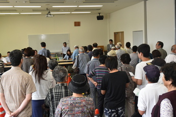 プレミアム付き商品券の販売に並ぶ人々の写真 プレミアム付き商品券の販売に並ぶ人々の写真