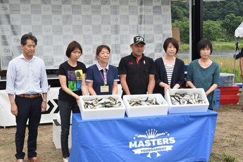 福祉施設に贈られる鮎の写真