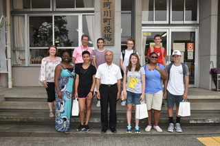 ホースヘッズ村親善訪問団の写真