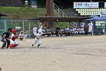 少年野球のプレイ中の写真1