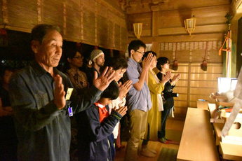 本殿参拝の写真