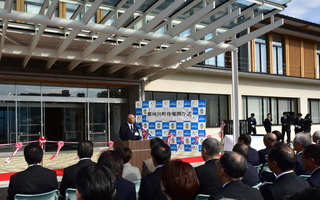 演台で話をする男性の写真