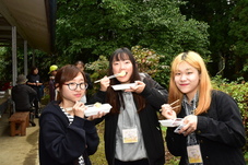 もちの試食をしている女性たちの写真