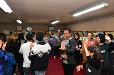 歌とダンスをしている写真