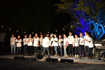 ゴスペルをうたっている人たちの写真