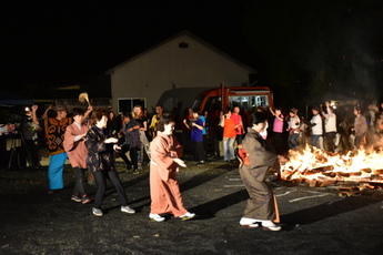 火の周りで踊っている写真