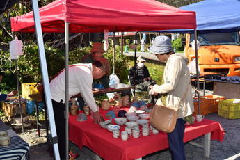 陶器を選ぶ女性の写真